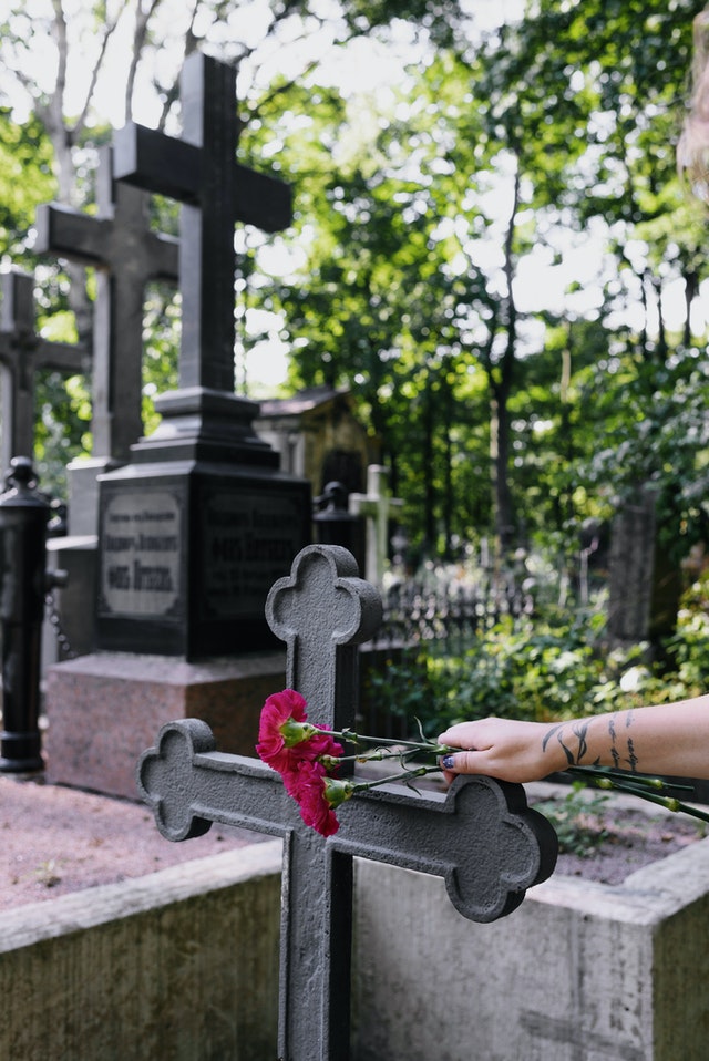 fleurs artificielles sur un cimetière